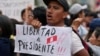 Un simpatizante del expresidente peruano Pedro Castillo pide su lberación durante una protesta en Lima el 15 de diciembre de 2022.