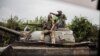 Des soldats des Forces armées de la RDC sur un char vers Sake, à 25 km de Goma, le 23 janvier 2025.