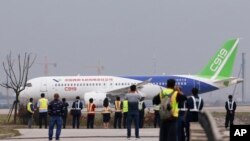 中国首架国产大型客机C919在上海浦东国际机场试飞(2017年5月5日资料照)