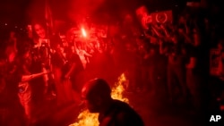 Manifestantes encienden un fuego durante una protesta contra el gobierno del primer ministro israelí, Benjamin Netanyahu, y piden la liberación de los rehenes retenidos en la Franja de Gaza por Hamás y otros grupos armados, en Tal Aviv, Israel, el domino 26 de mayo de 2024.