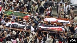 Para demonstran anti-pemerintah melakukan upacara pemakaman bagi pengikut kepala suku Sadeq al-Ahmar yang tewas dalam bentrokan dengan pasukan Yaman di Sanaa (27/5).