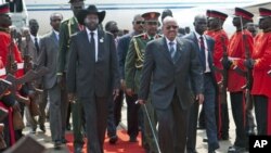 South Sudan's President Salva Kiir (L) and Sudan's President Omar Hassan al-Bashir walk at Juba airport, July 9, 2011