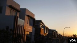 夕陽映照著正在修建中的悉尼百萬美元住宅區。（2014年8月14日資料照）