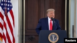 El presidente de Estados Unidos, Donald Trump, habla a la prensa desde el Pórtico Norte de la Casa Blanca, en Washington, el 7 de septiembre de 2020.
