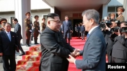北韓最高領導人金正恩在板門店北韓一側會晤南韓總統文在寅，這是南北韓首腦一個月來第二次會晤。（2018年5月26日）