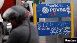 El fiscal general Tarek William Saab ordenó el arresto de decenas de personas supuestamente implicadas en compras irregulares en la petrolera estatal PDVSA.