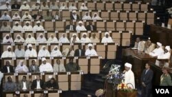 Presiden Sudan Omar al-Bashir (kanan) memberikan keterangan di depan Majelis Nasional Sudan di Khartoum (12/7).