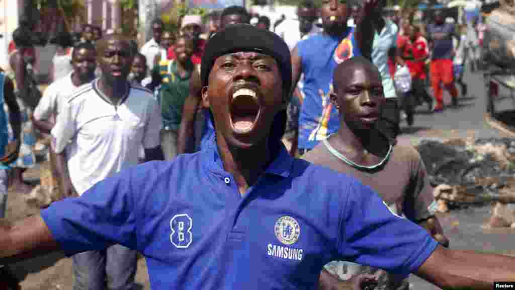 La foule salue célèbre après l’annonce de la destitution du président Pierre Nkurunziza par un haut gradé de l’armée à Bujumbura, au Burundi le 13 mai 2015.