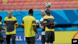 រូបឯកសារ៖ កីឡាករ​ Pierre Webo របស់​កាមេរូន​ (ស្តាំ) កំពុង​ហ្វឹកហាត់​មុន​ពេល​ពួក​គេ​ប្រកួត​ជា​មួយ​ប្រទេស​ក្រូអាស៊ី​ នៅ​ប្រទេស​ប្រេស៊ីល​ ក្នុង​ព្រឹត្តិការណ៍​បាល់​ទាត​ពិភពល​លោក​ឆ្នាំ​ ២០១៤។