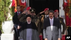 El presidente de Irán, Ebrahim Raisi, a la izquierda, con el presidente de Venezuela, Nicolás Maduro, cuando llegan al palacio presidencial de Miraflores en Caracas, Venezuela, el lunes 12 de junio de 2023. (Foto AP/Ariana Cubillos)