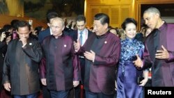 Brunei's Sultan Hassanal Bolkiah (L-R), Russia's President Vladimir Putin, Chinese President Xi Jinping, his wife and U.S. President Barack Obama arrive for a dinner hosted by the Chinese President at the APEC summit in Beijing, Nov. 10, 2014.