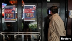 Una persona mira un reloj electoral estadounidense en un restaurante en Taipei, Taiwán, el 6 de noviembre de 2024. REUTERS/Ann Wang