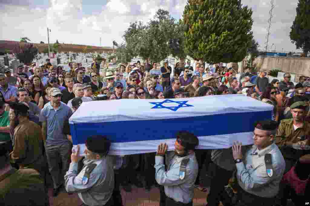 G'azoda halok bo'lgan isroillik zobitning dafn marosimi, Hod Hasharon, 20-iyul, 2014-yil.