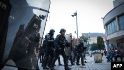 Petugas kepolisian Prancis berpatroli dalam aksi demonstrasi di Caen, di sebelah barat laut Prancis pada 30 Juni 2023. (Foto: AFP/Lou Benoist)