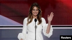 Melanie Trump, la femme du candidat républicain Donald Trump, salue la foule lors de la Convention républicaine à Cleveland, Ohio, le 18 juillet 2016.