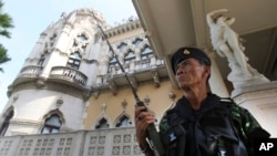 5月20日一名軍人守衛在曼谷的泰國總理辦公大樓外