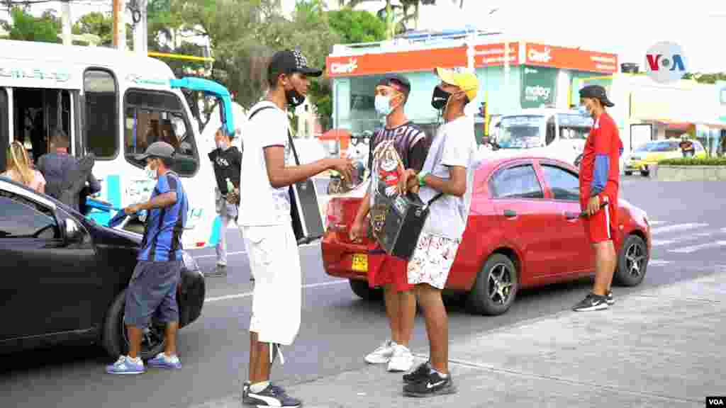 Jóvenes provenientes de Venezuela han salido de su país y optaron por interpretar música urbana en las calles de Cúcuta para sobrevivir y llevar un sustento a sus familias.