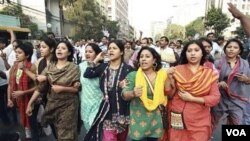 Pemogokan berlangsung sepanjang hari Minggu, yang merupakan hari kerja biasa di Bangladesh.