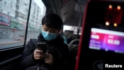 Un pasajero en un autobús, en Beijing, China. Febrero. 21, 2020. 
