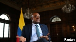 El Ministro de Relaciones Exteriores de Colombia, Luis Gilberto Murillo, habla durante una entrevista con Reuters en Bogotá, Colombia, el 25 de mayo de 2024.