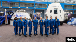 La NASA asignó a nueve astronautas para abordar el primer vuelo de prueba con el Boeing’s CST-100 Starliner y el SpaceX’ Crew Dragon. Los astronautas son, de izquierda a derecha: Sunita Williams, Josh Cassada, Eric Boe, Nicole Mann, Christopher Ferguson, Douglas Hurley, Robert Behnken, Michael Hopkins y Victor Glover.