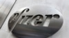 Logo perusahaan Pfizer di kantor pusatnya di New York. (Foto: dok).