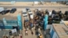 Palestinos buscan agua en carros tirados por animales en la Franja de Gaza el 27 de octubre de 2023.