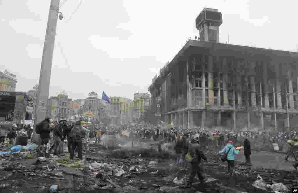 Meydanda polislə etirazçılar arasında qarşıdurmalar davam edir - Kiyev, 20 yanvar, 2014