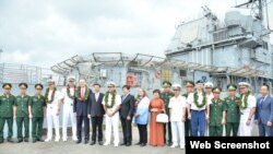 美國“羅斯福”號航母2020年3月6日訪問峴港時，越南軍方人員登艦參觀。