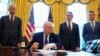 Президент Трамп підписує один з указів в Овальному кабінеті Білого дому. Фото: Reuters/Nathan Howard 
