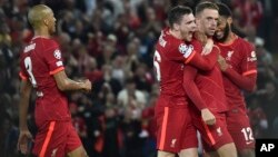 'Yan Wasan Liverpool suna taya Henderson(tsakiya) murnar zura kwallo ta uku da ta ba su nasara akan AC Milan.