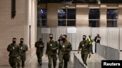 Miembros de las Fuerzas Armadas de EE. UU. colaboran con las autoridades sanitarias en un centro de vacunación de Filadelfia, Pensilvania, el 2 de marzo de 2021.