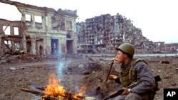 Фото: російський солдат а Грозному, Чечня, 1995 рік. (AP Photo/Shakh Aivazov, File)