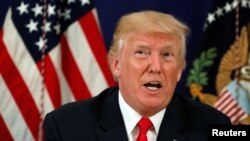 Presiden AS, Donald Trump, berbicara kepada para wartawan setelah briefing keamanan di padang golf miliknya di Bedminster, New Jersey, AS, 10 Agustus 2017 (foto: REUTERS/Jonathan Ernst)