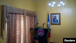 Una foto del fallecido presidente haitiano Jovenel Moise cuelga en una pared antes de una conferencia de prensa, el 13 de julio de 2021.