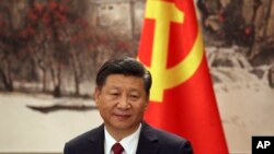 Presiden China Xi Jinping, salah satu dari tujuh anggota Komite Politbiro yang baru terpilih, menghadiri jumpa pers di Balai Besar Rakyat China di Beijing, 25 Oktober 2017. 