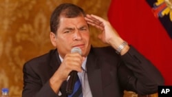 El presidente de Ecuador Rafael Correa envió sus condolencias a los familiares y compañeros de las víctimas.