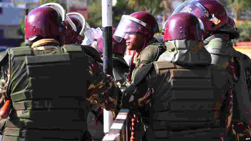 Des policiers kenyans montent la garde près du bâtiment du Parlement au cours du débat de la nouvelle législation controversée de sécurité, à Nairobi le 18 décembre 2014. 