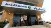 Des clients attendent devant la Banque de Khartoum, à Khartoum, au Soudan, le 11 septembre 2017.