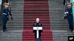 ប្រធានាធិបតី​រុស្ស៊ី​លោក Vladimir Putin ថ្លែង​ទៅ​កាន់​ទាហាន​ស្វាគមន៍​នៅ​ក្នុង​ពិធី​ស្បថ​ឡើង​កាន់​តំណែង​មួយ​​នៅ​វិមាន​ក្រឹមឡាំង​ ក្នុង​រដ្ឋធានី​មូស្គូកាលពីថ្ងៃទី​០៧ ឧសភា​ ឆ្នាំ២០២៤។(Sergei Guneyev, Sputnik, Kremlin Pool Photo via AP)