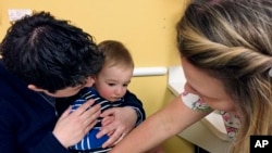 Las autoridades sanitarias convocan a las madres ecuatorianas a cumplir estrictamente los plazos de vacunación a fin de evitar el contagio de este virus, que es altamente contagioso y que puede llegar a ser mortal.