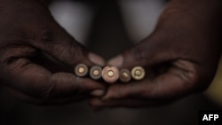 Kijana aonyesha risasi karibu na mji wa Goma, DRC. Januari 22, 2025.