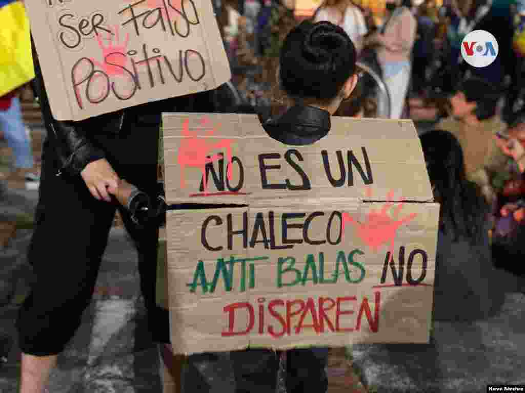 Una pequeña manifestante, en medio de las protestas en el Monumento a Los Héroes, en Bogotá.