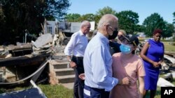 Presiden Joe Biden mengunjungi kerusakan akibat badai Ida di kota Manville, New Jersey hari Selasa (7/9). 