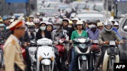 Cảnh sát giao thông tại một ngã tư ở Hà Nội, ngày 31/10/2011