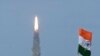 Roket Organisasi Riset Antariksa India (ISRO) yang membawa pesawat ruang angkasa Chandrayaan-3 lepas landas dari Pusat Antariksa Satish Dhawan di Sriharikota, sebuah pulau di lepas pantai negara bagian Andhra Pradesh selatan, 14 Juli 2023. (R.Satish BABU/AFP)