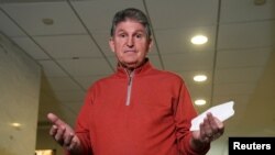 Сенатор-демократ Джо Манчин отвечает на вопросы журналистов на Капитолийском холме, 18 января 2022 года