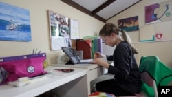 Seorang siswa mengikuti pembelajaran jarak jauh (PJJ) di rumahnya di San Francisco, AS, 19 Maret 2020. (Foto: dok). Data UNICEF menyatakan hampir sepertiga murid sekolah di dunia tidak dapat mengikuti pembelajaran jarak jauh (PJJ) akibat pandemi Covid-19. 