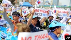 2016年7月21日，韩国一个城镇的民众高呼口号，反对在他们生活的周边地区部署“萨德”。