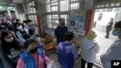 2022年11月26號，居住在台灣新北市的選民在附近的排隊投票。參選的民眾對將於2024年選出新總統這次投票哪個黨派將獲得更多支持非常關注。